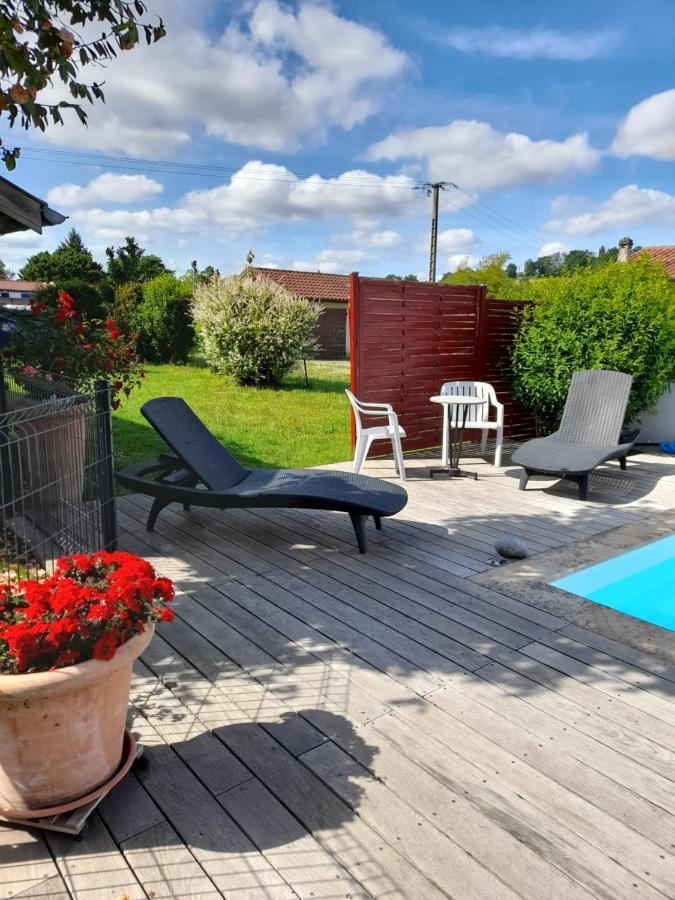 Les Hirondelles Bed & Breakfast Puyoo Exterior photo